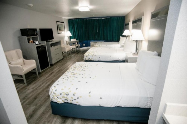 Anchor Beach Inn image 10