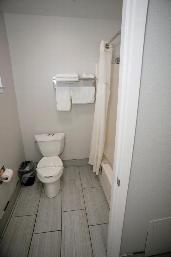 Anchor Beach Inn image 14