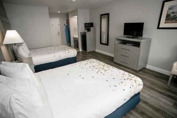 Anchor Beach Inn image 16