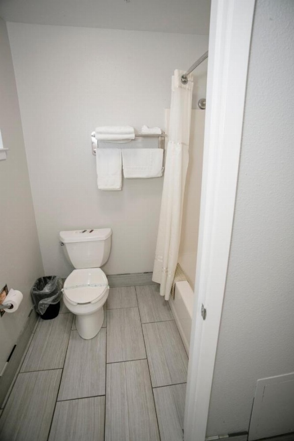 Anchor Beach Inn image 19