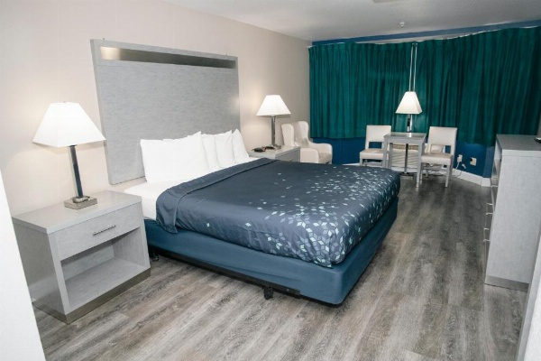 Anchor Beach Inn image 20