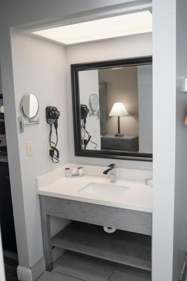 Anchor Beach Inn image 22