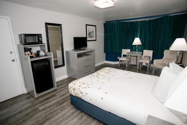 Anchor Beach Inn image 23