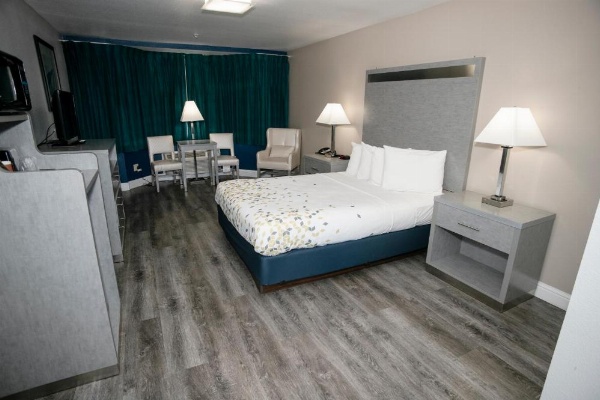 Anchor Beach Inn image 24