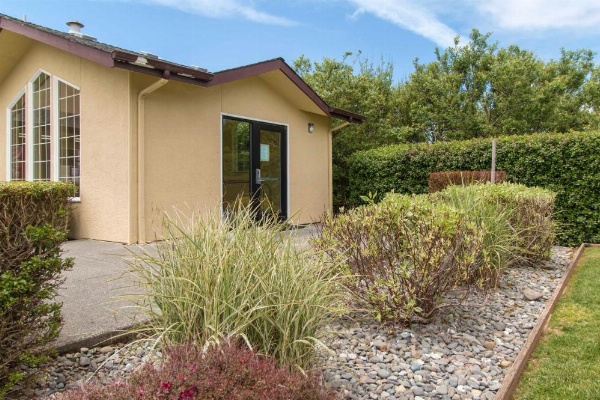 Anchor Beach Inn image 27