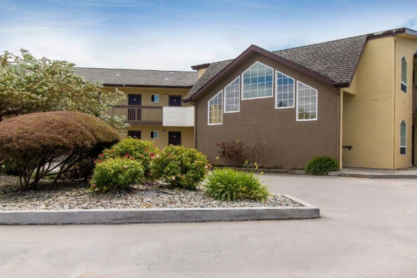 Anchor Beach Inn image 29