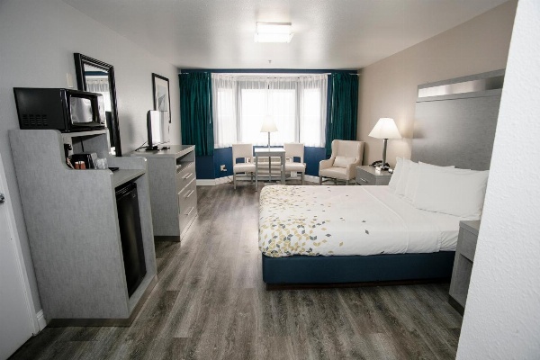 Anchor Beach Inn image 6